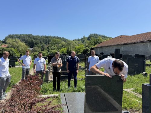 Delegacija FK Teleoptik odala je počast Vladici Kovačeviću u Ivanjici